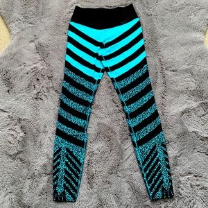 Wild & colorful Nike DRI-FIT leggings🖤💙